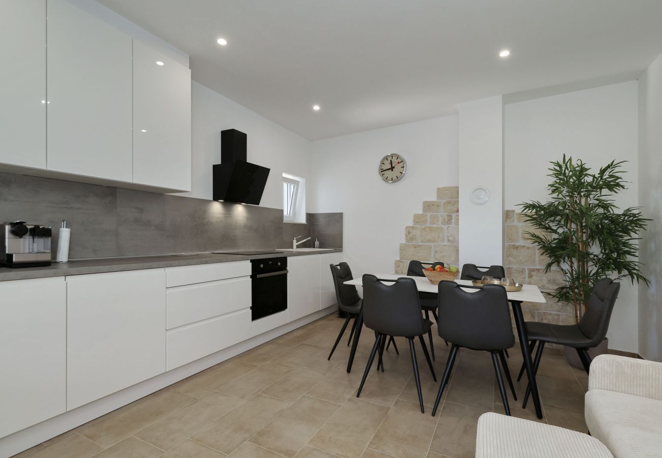 Ferienhaus in Vrsi - Ferienhaus Luca mit Pool und Terrasse