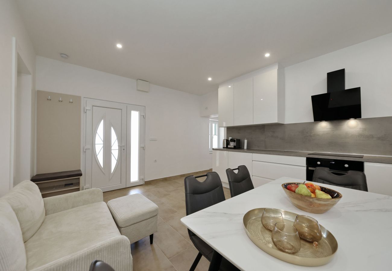 Ferienhaus in Vrsi - Ferienhaus Luca mit Pool und Terrasse