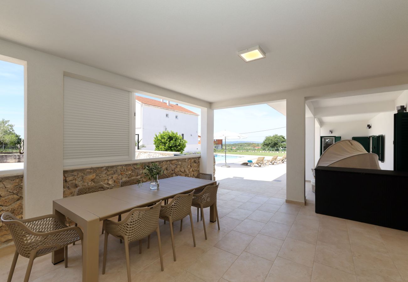 Ferienhaus in Vrsi - Ferienhaus Luca mit Pool und Terrasse