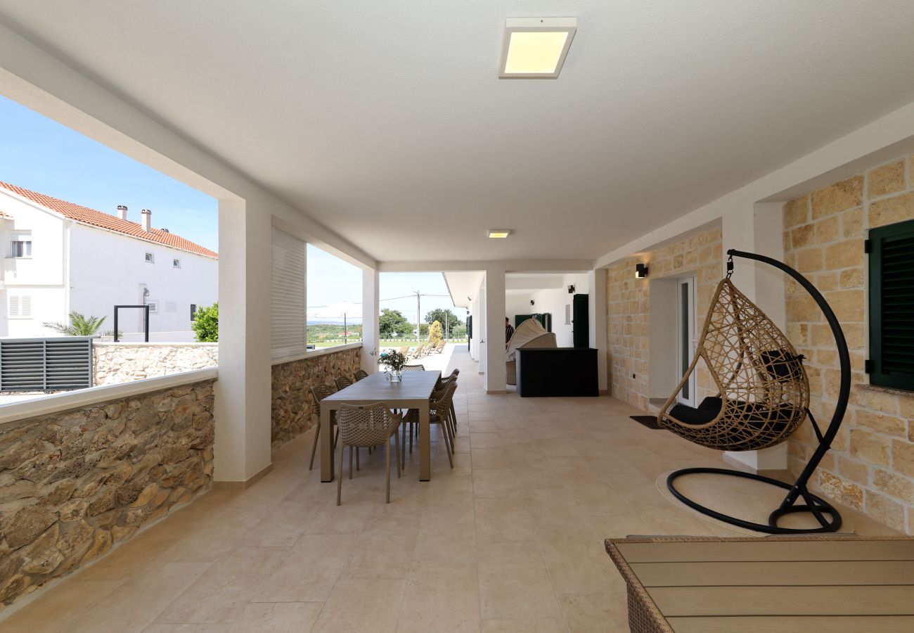 Ferienhaus in Vrsi - Ferienhaus Luca mit Pool und Terrasse