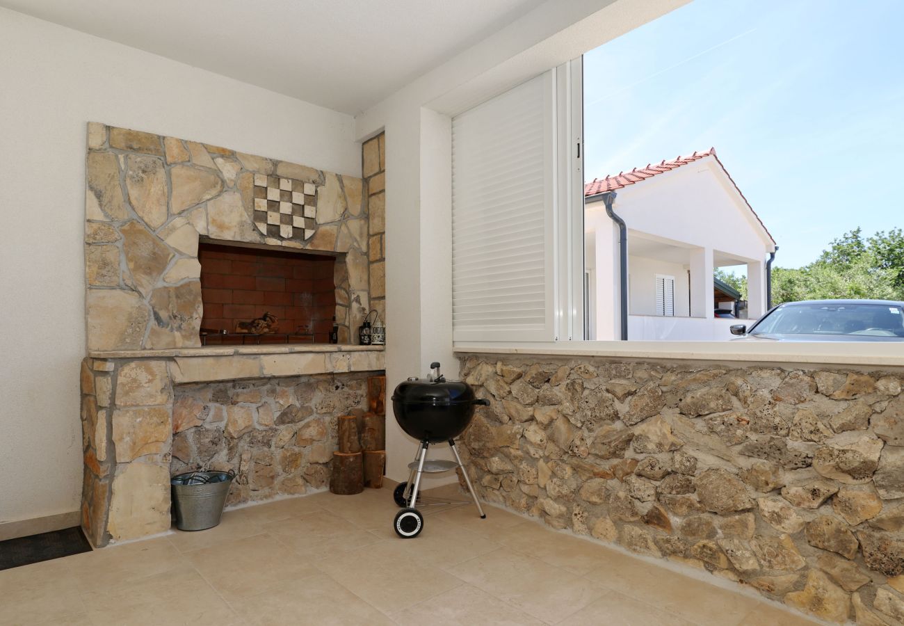 Ferienhaus in Vrsi - Ferienhaus Luca mit Pool und Terrasse