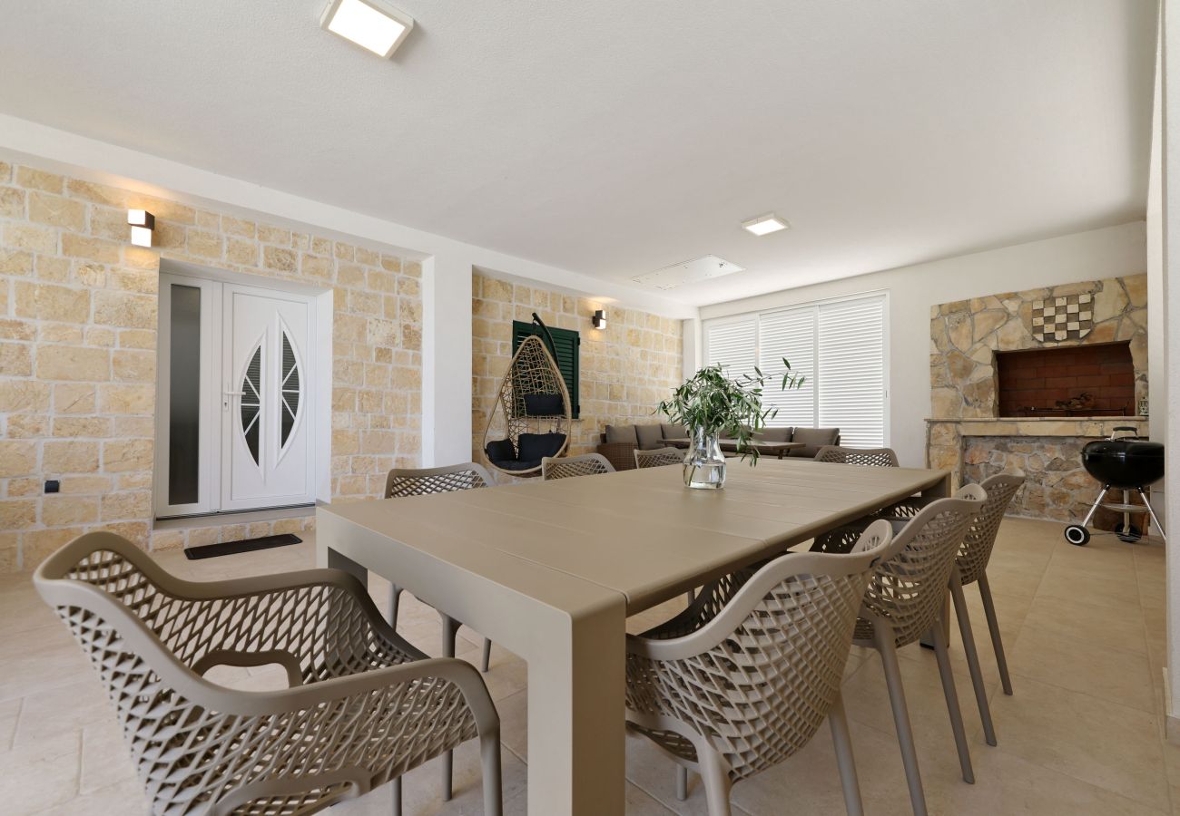 Ferienhaus in Vrsi - Ferienhaus Luca mit Pool und Terrasse