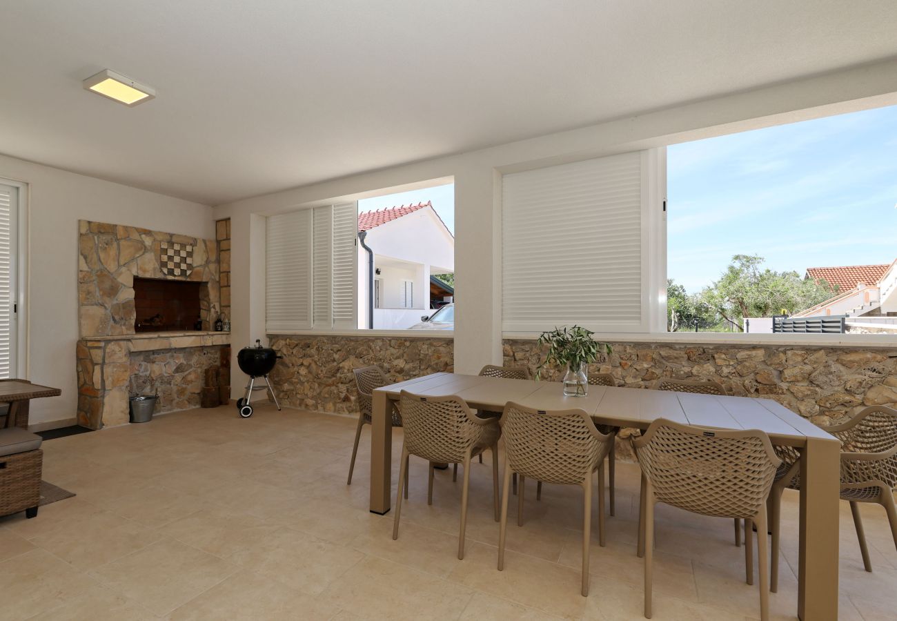 Ferienhaus in Vrsi - Ferienhaus Luca mit Pool und Terrasse