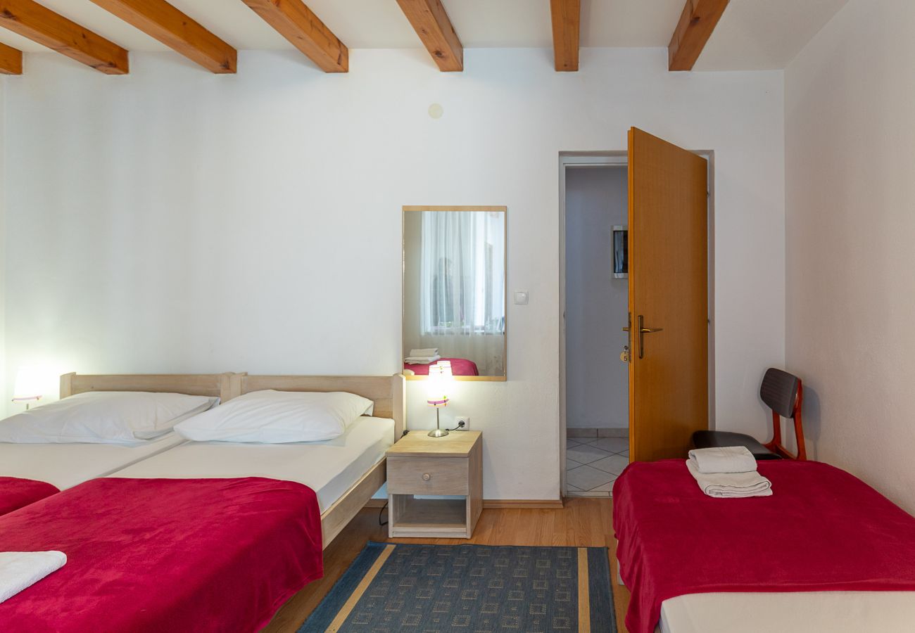 Ferienwohnung in Starigrad - Ferienwohnung Tinka No.5 strandnah