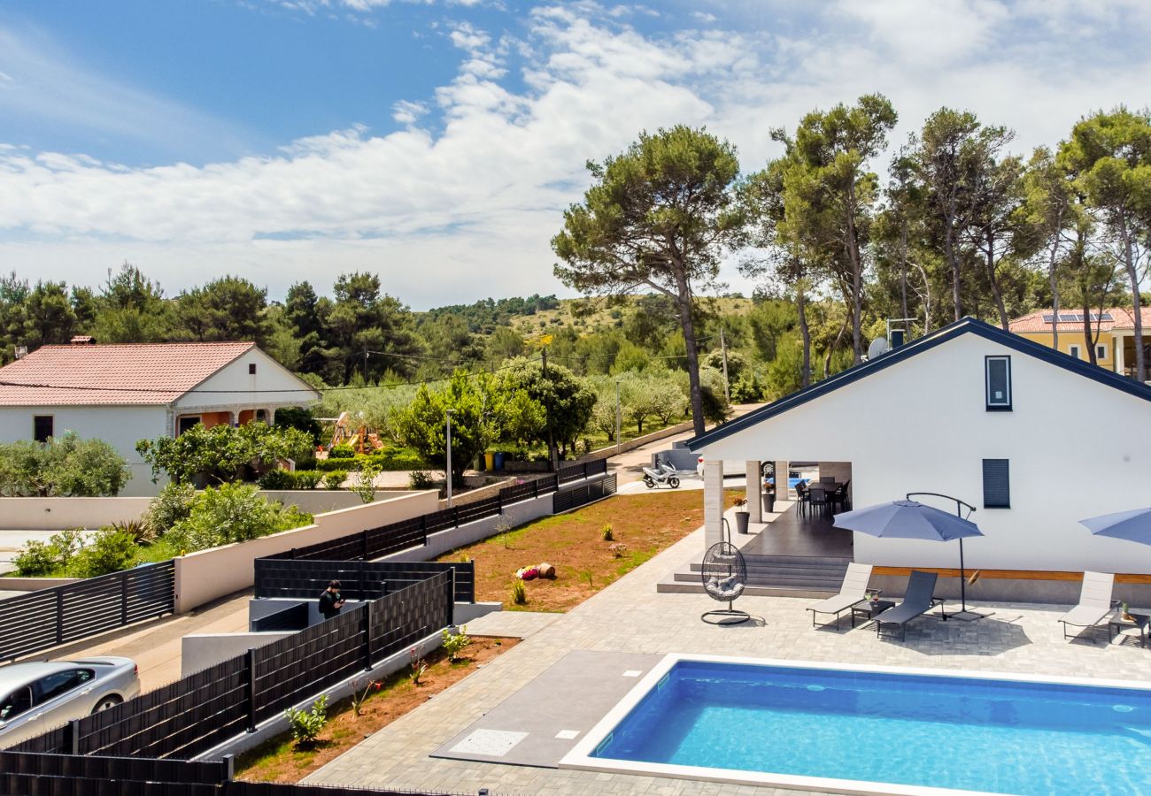 Ferienwohnung in Vir - Ferienhaus Radovic mit Privatpool