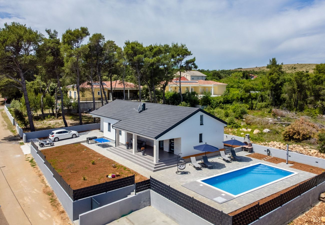 Ferienwohnung in Vir - Ferienhaus Radovic mit Privatpool
