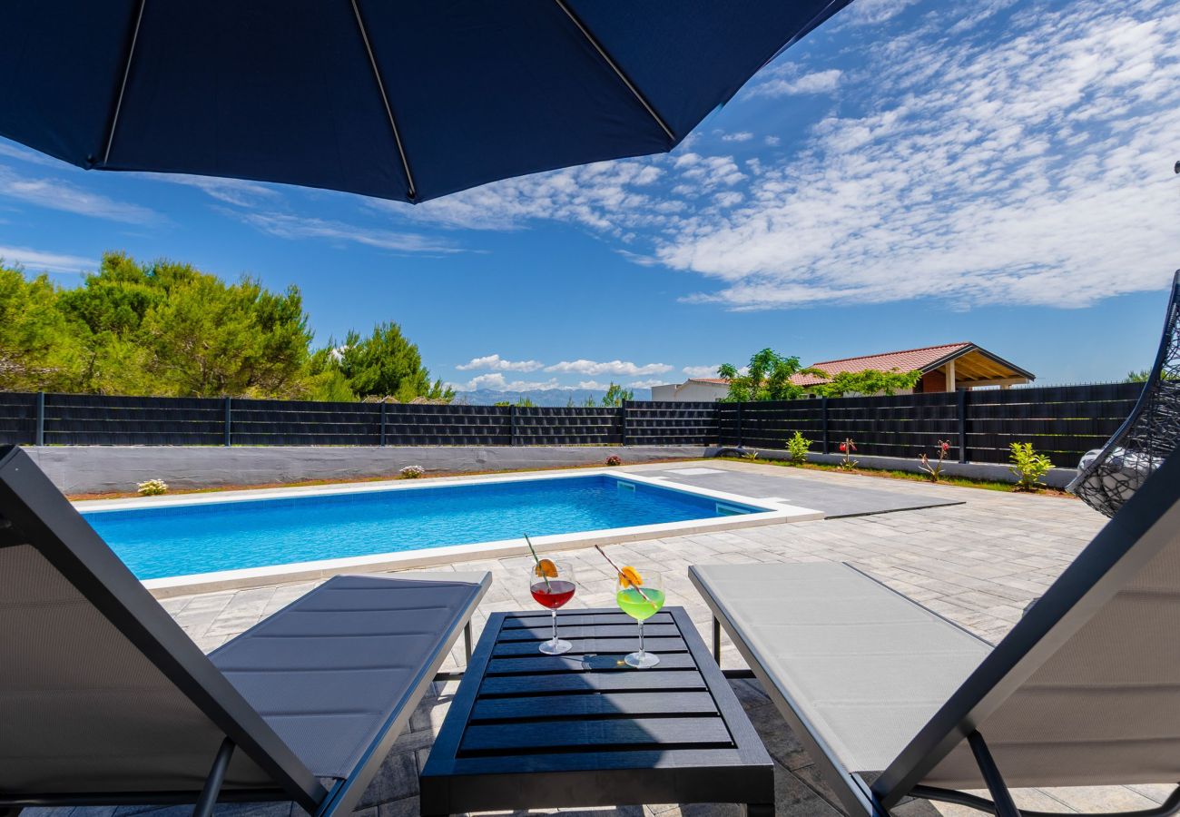 Ferienwohnung in Vir - Ferienhaus Radovic mit Privatpool