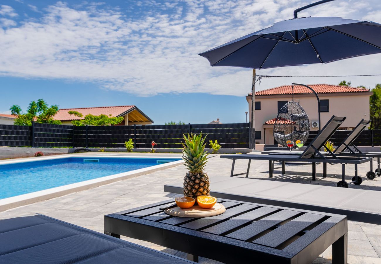 Ferienwohnung in Vir - Ferienhaus Radovic mit Privatpool