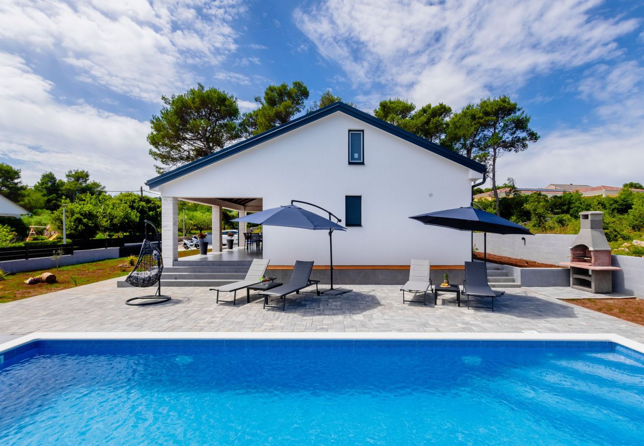 Ferienwohnung in Vir - Ferienhaus Radovic mit Privatpool