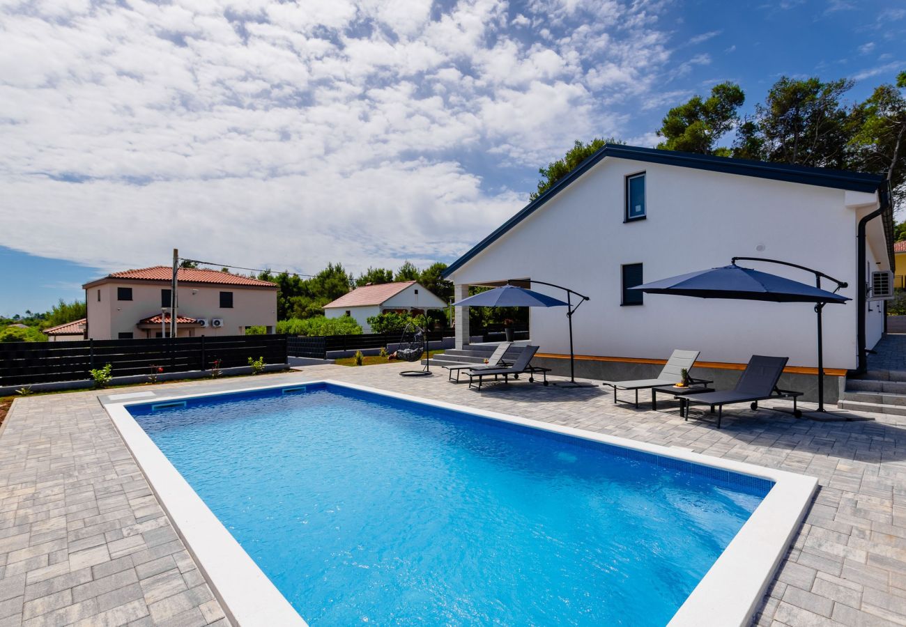 Ferienwohnung in Vir - Ferienhaus Radovic mit Privatpool