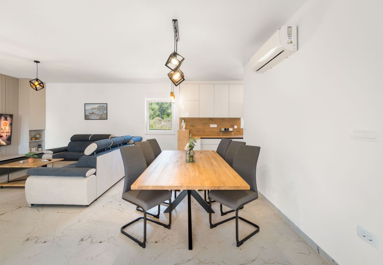 Ferienwohnung in Vir - Ferienhaus Radovic mit Privatpool
