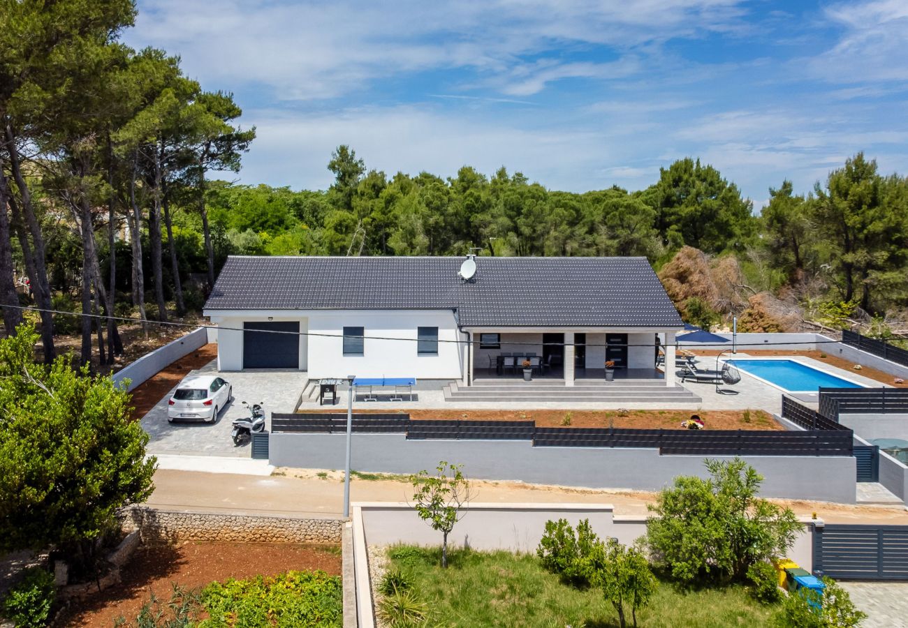 Ferienwohnung in Vir - Ferienhaus Radovic mit Privatpool