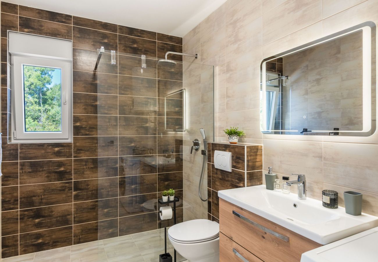 Ferienwohnung in Vir - Ferienhaus Radovic mit Privatpool