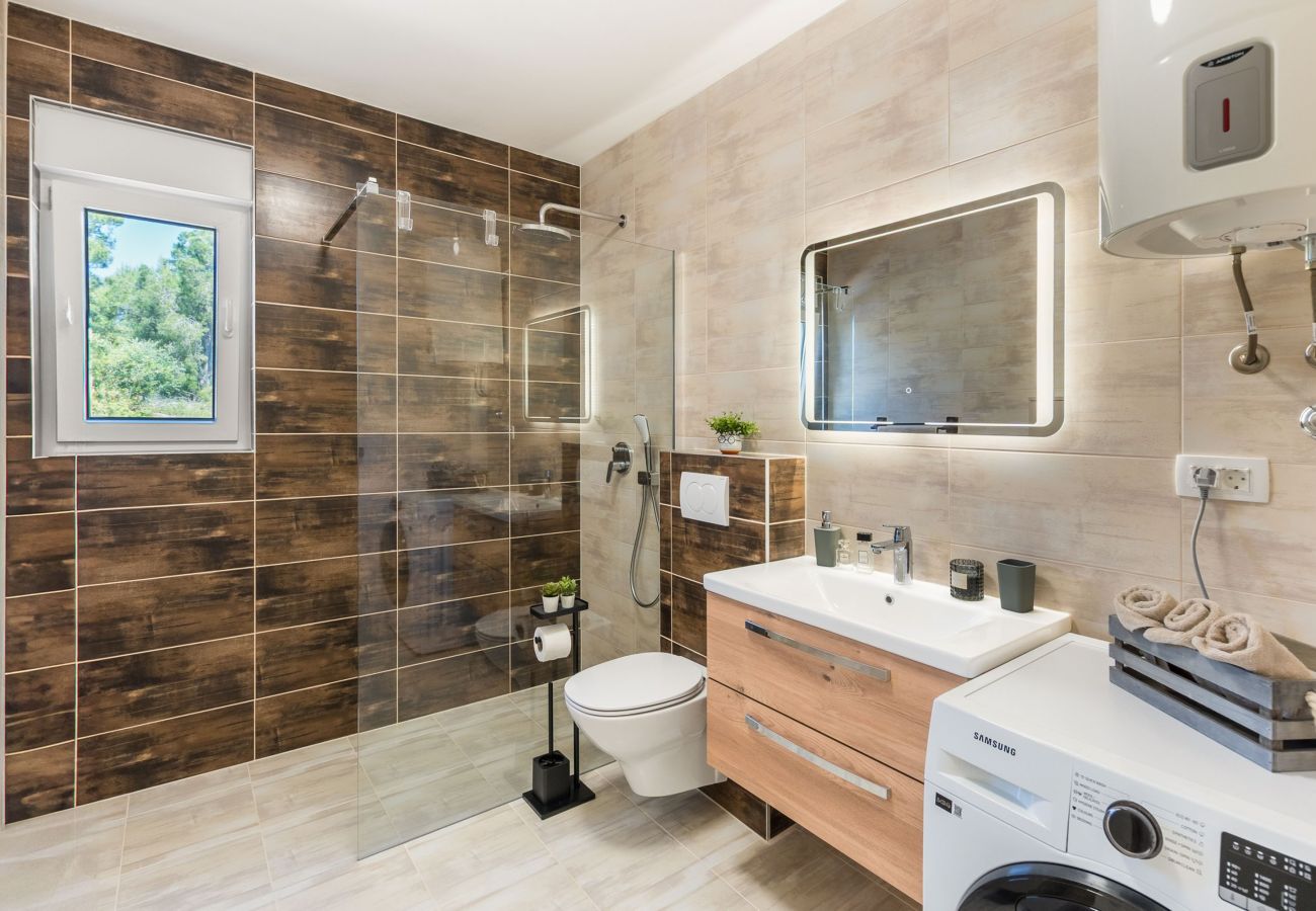 Ferienwohnung in Vir - Ferienhaus Radovic mit Privatpool