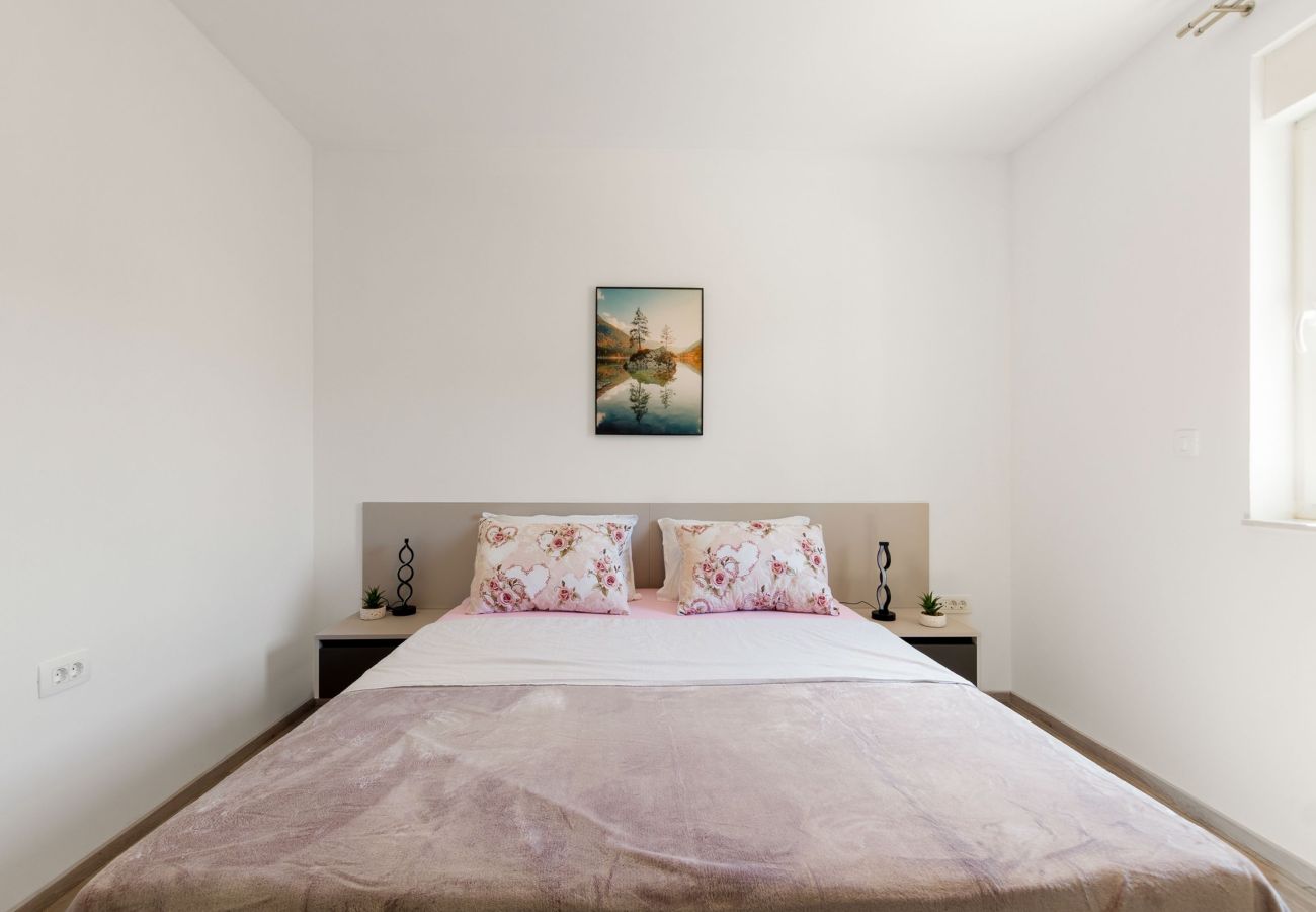 Ferienwohnung in Vir - Ferienhaus Radovic mit Privatpool