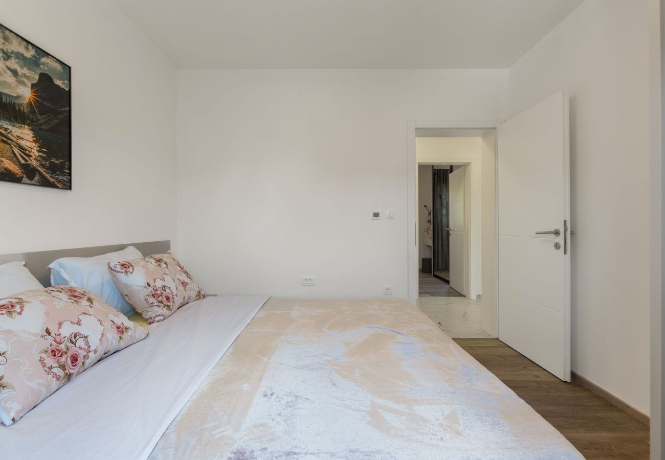 Ferienwohnung in Vir - Ferienhaus Radovic mit Privatpool