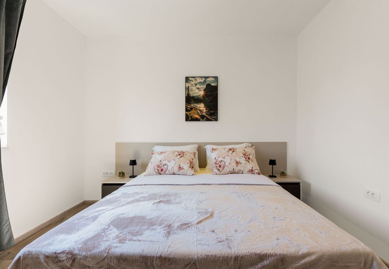Ferienwohnung in Vir - Ferienhaus Radovic mit Privatpool