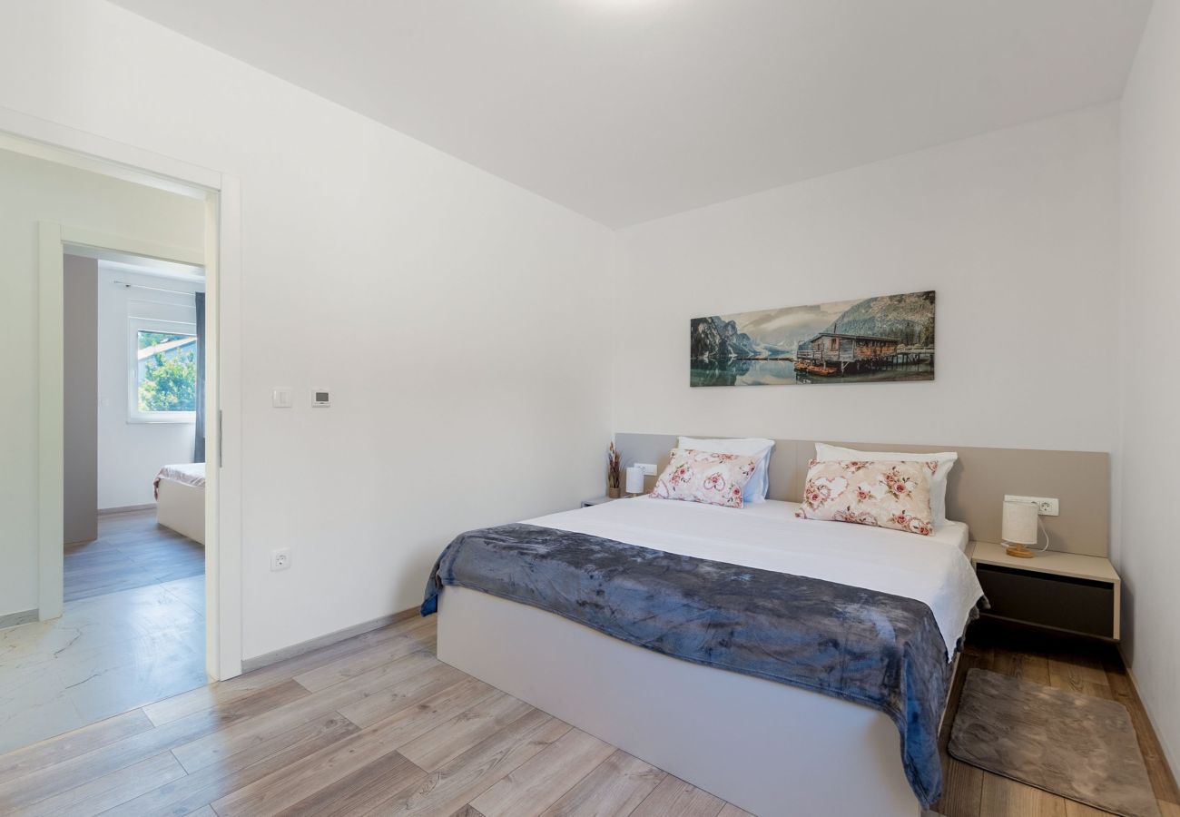 Ferienwohnung in Vir - Ferienhaus Radovic mit Privatpool