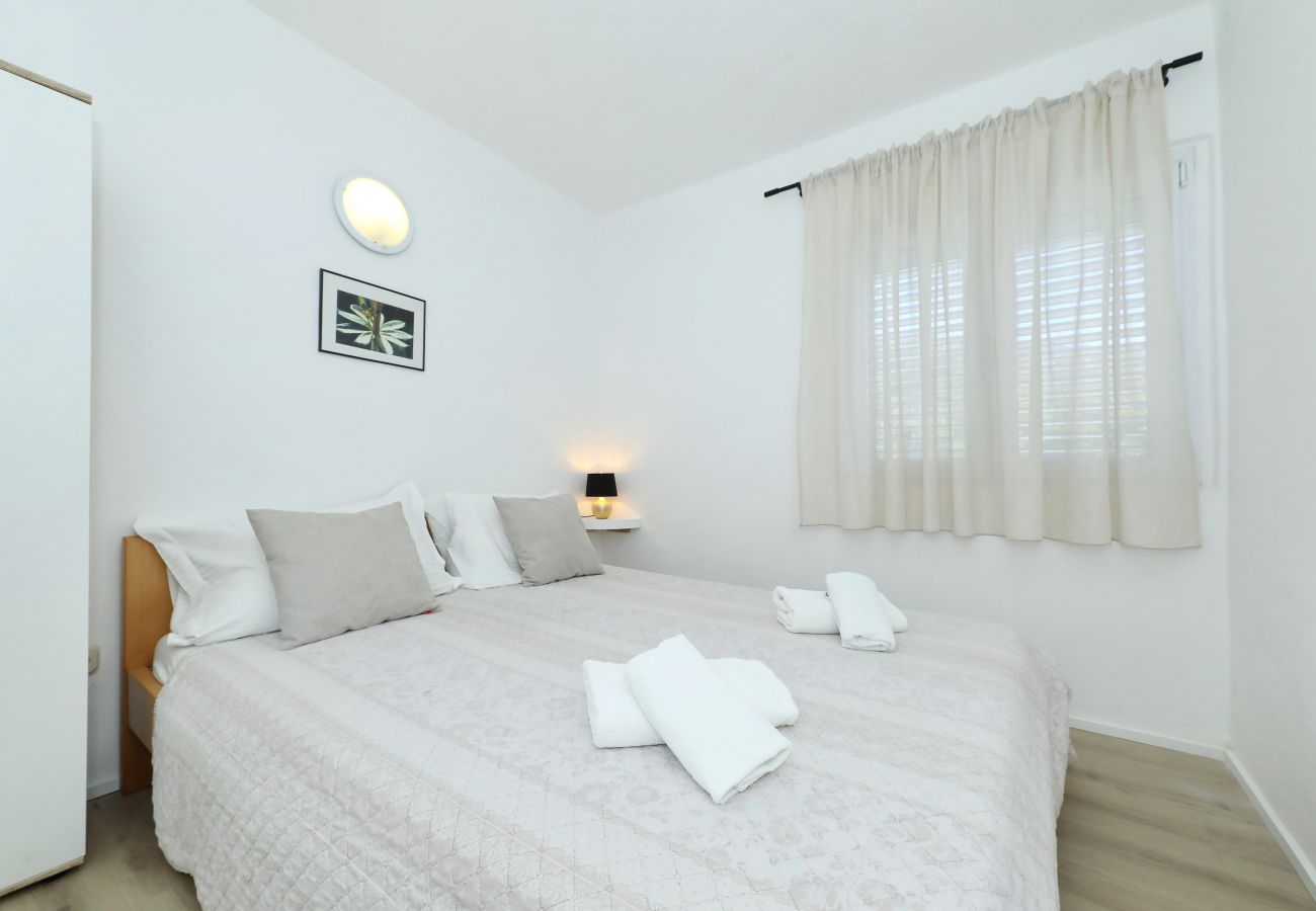 Ferienhaus in Dobropoljana - Ferienhaus Despoja nahe Naturstrand