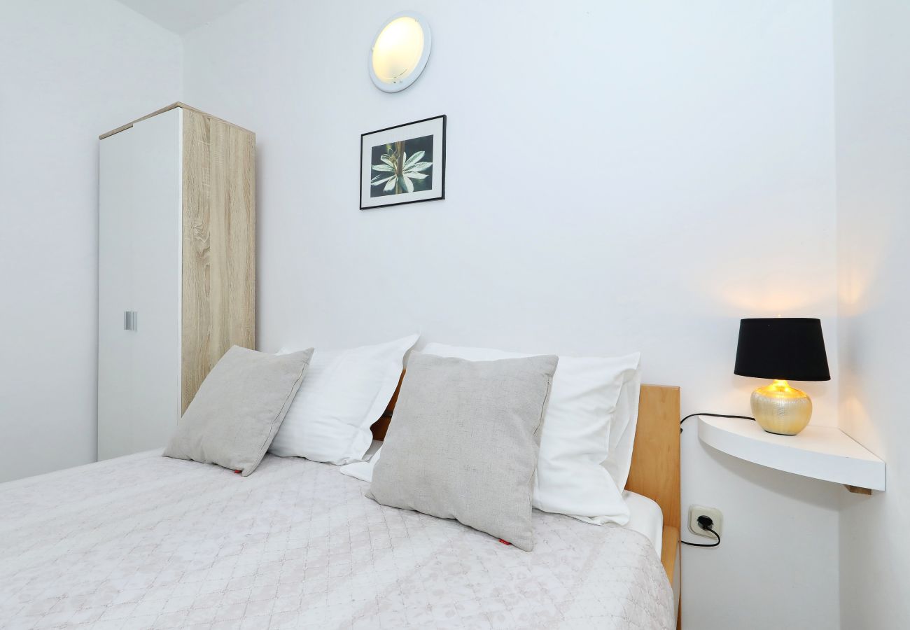 Ferienhaus in Dobropoljana - Ferienhaus Despoja nahe Naturstrand