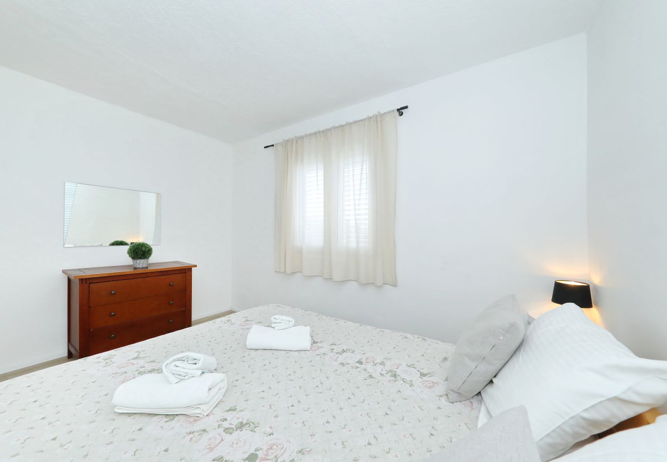 Ferienhaus in Dobropoljana - Ferienhaus Despoja nahe Naturstrand