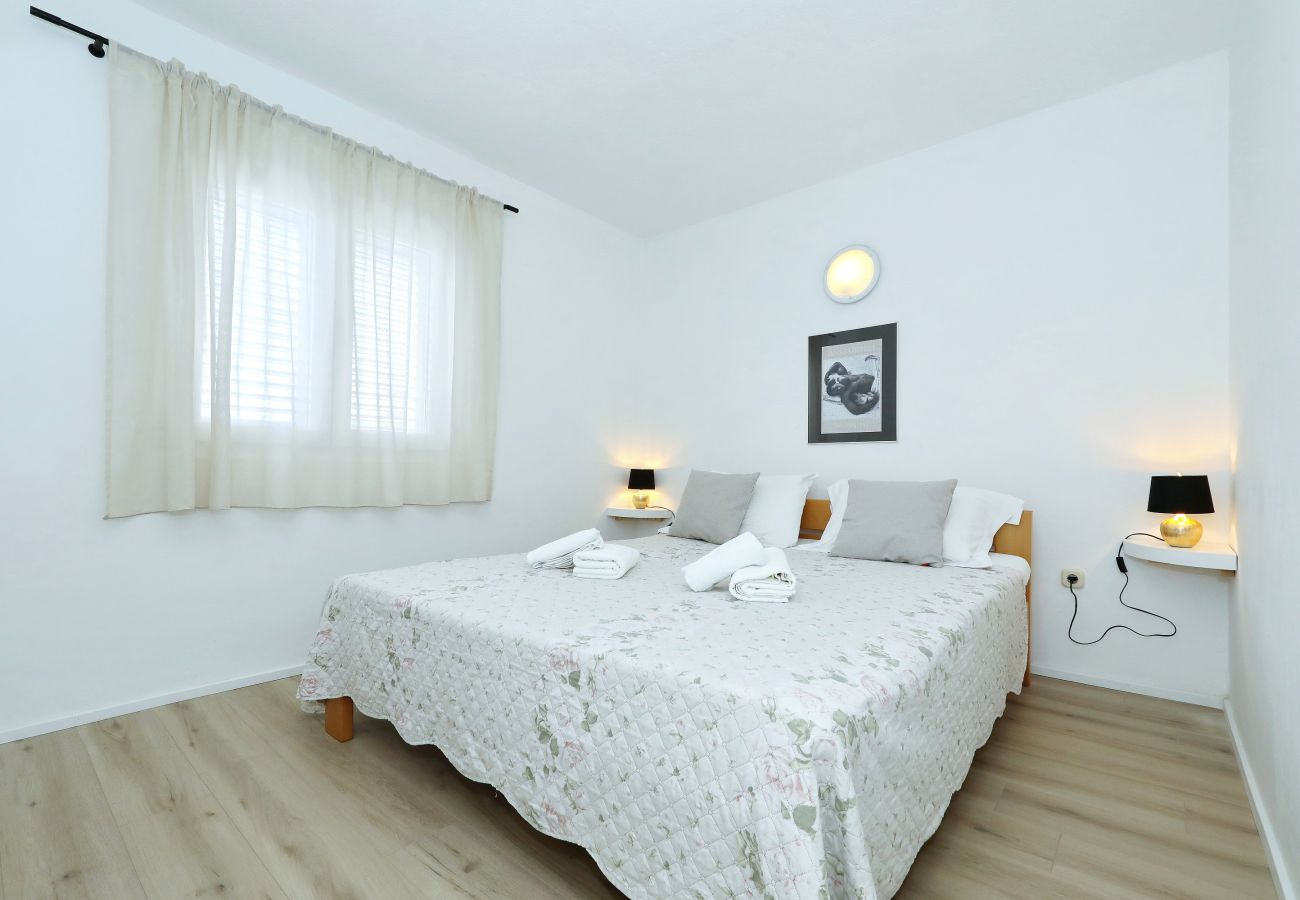 Ferienhaus in Dobropoljana - Ferienhaus Despoja nahe Naturstrand
