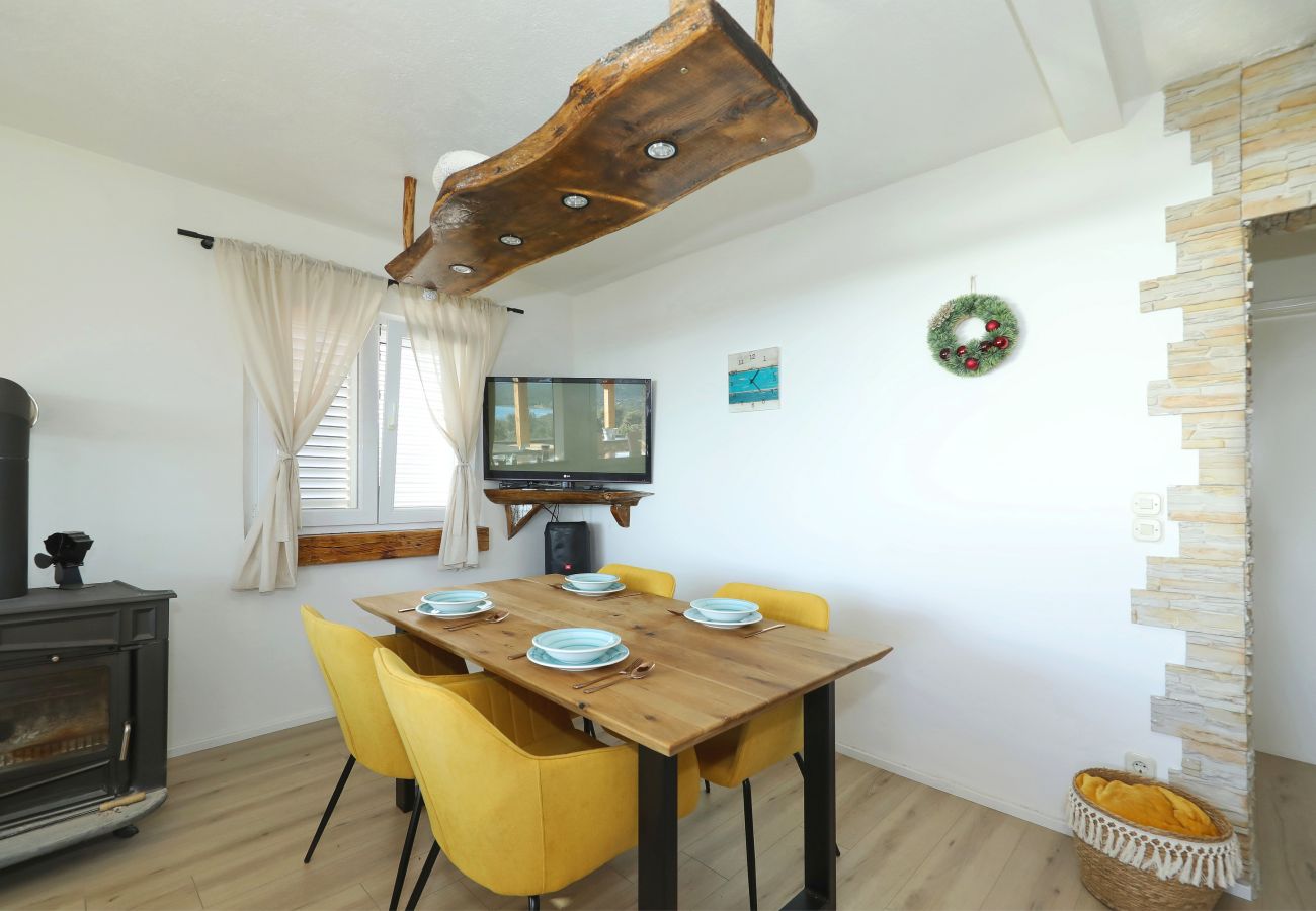 Ferienhaus in Dobropoljana - Ferienhaus Despoja nahe Naturstrand