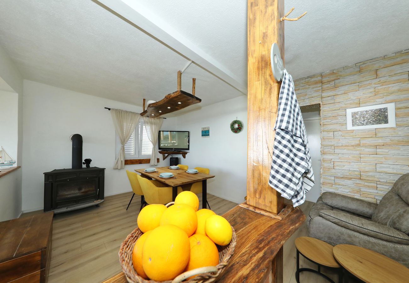 Ferienhaus in Dobropoljana - Ferienhaus Despoja nahe Naturstrand