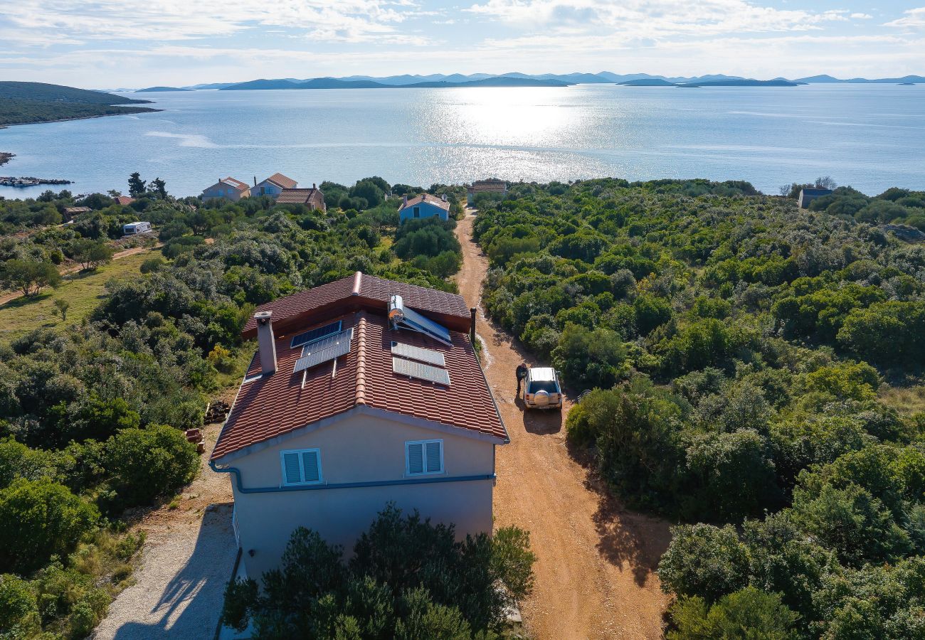 Ferienhaus in Dobropoljana - Ferienhaus Despoja nahe Naturstrand