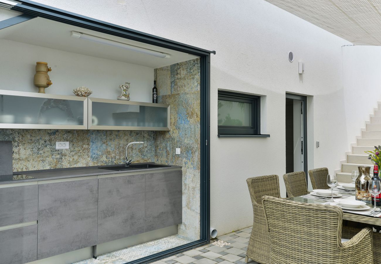 Villa in Maslenica - Villa Michelle mit Infinity Pool