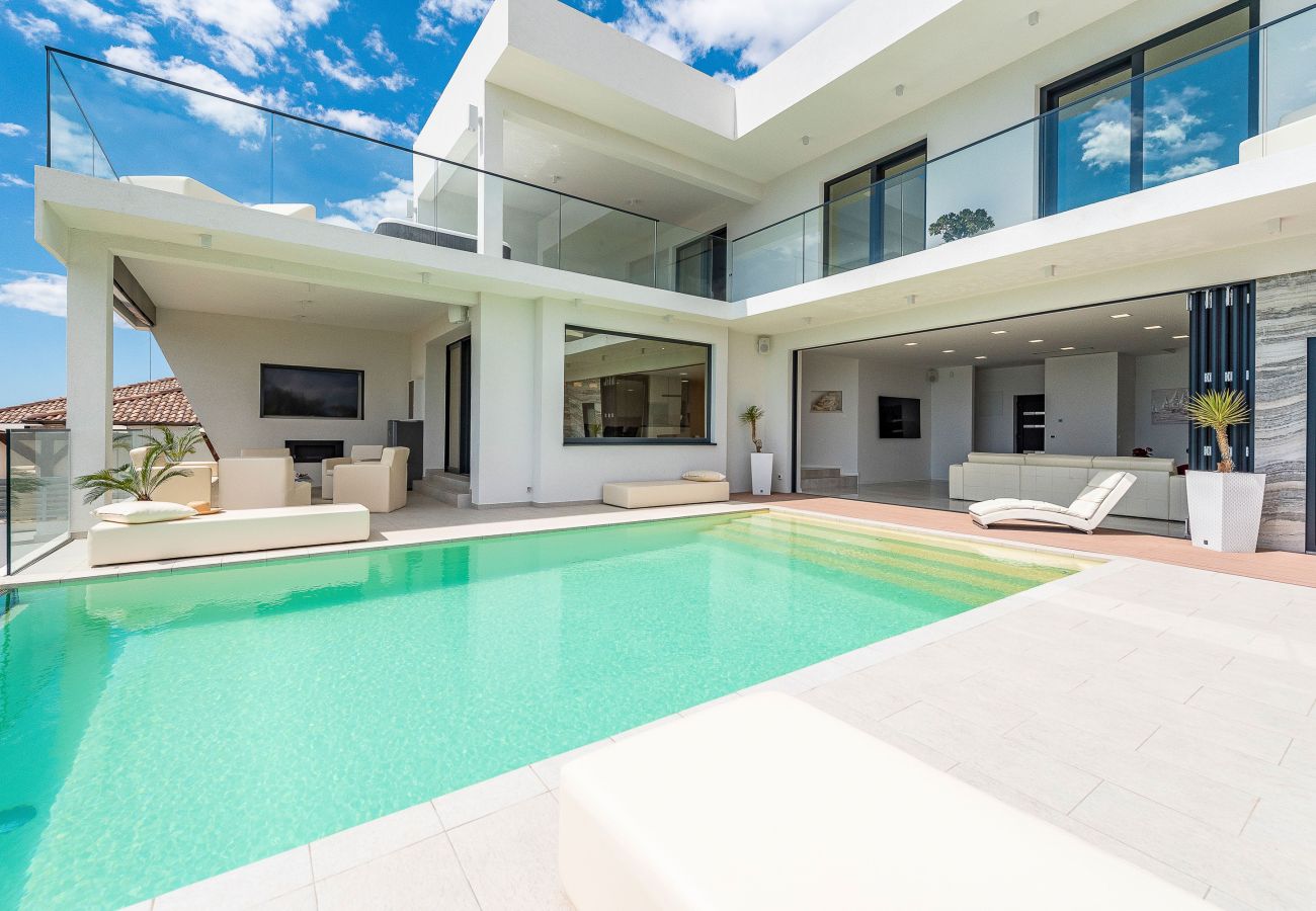 Villa in Maslenica - Villa Michelle mit Infinity Pool