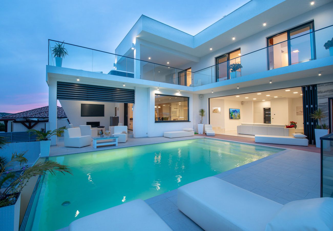 Villa in Maslenica - Villa Michelle mit Infinity Pool