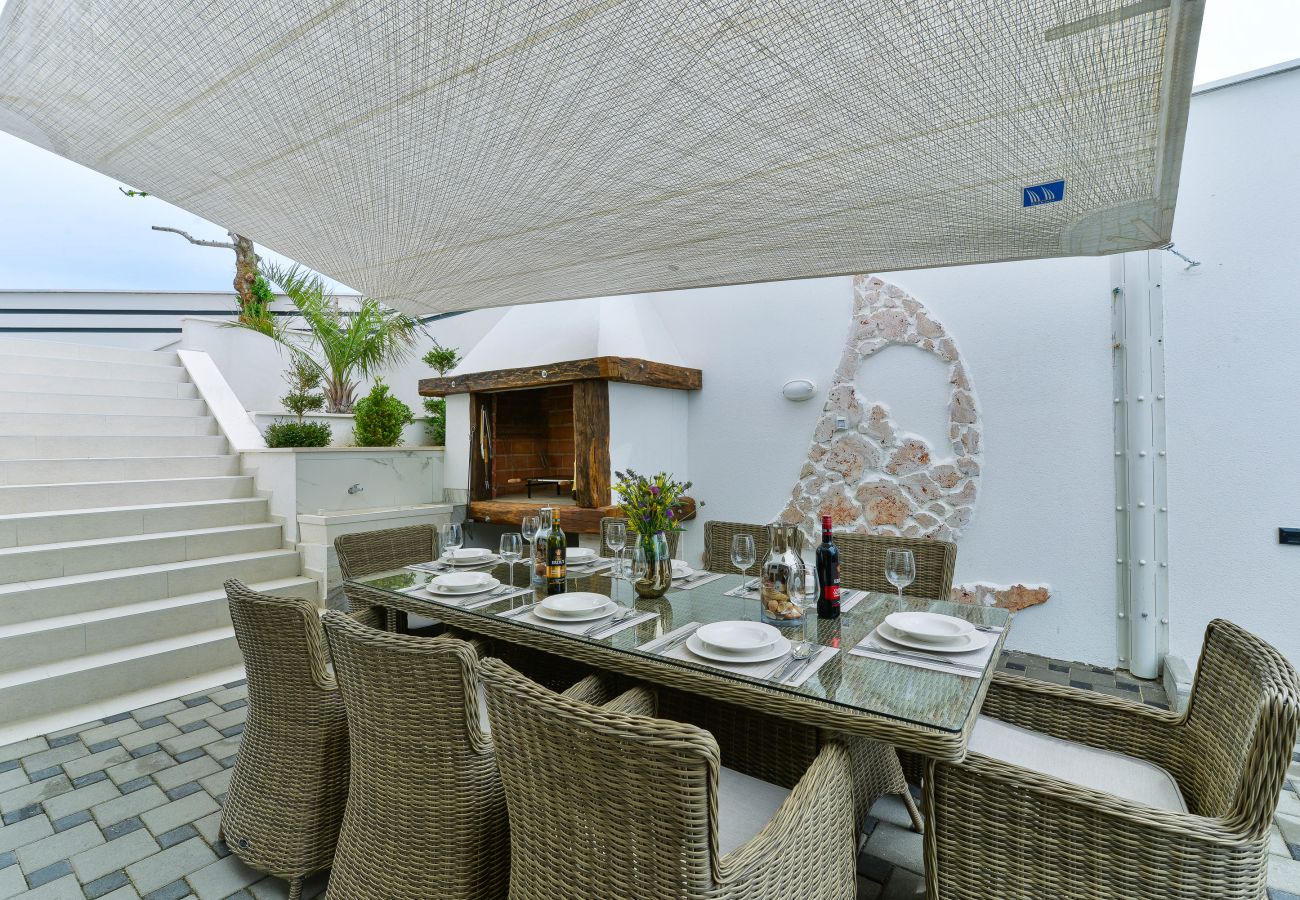 Villa in Maslenica - Villa Michelle mit Infinity Pool