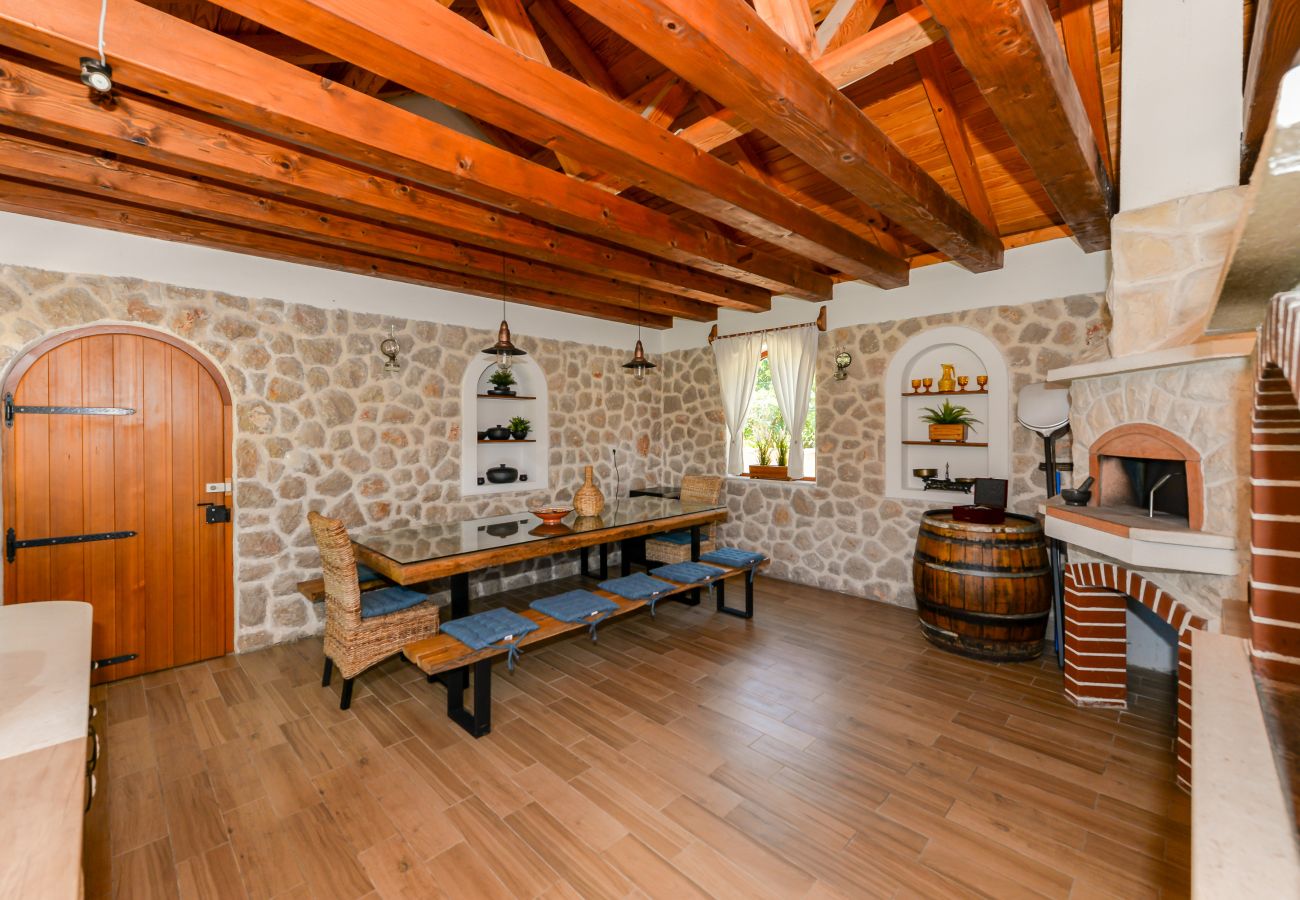 Villa in Dobropoljana - Villa Magna mit beheizbarem Pool