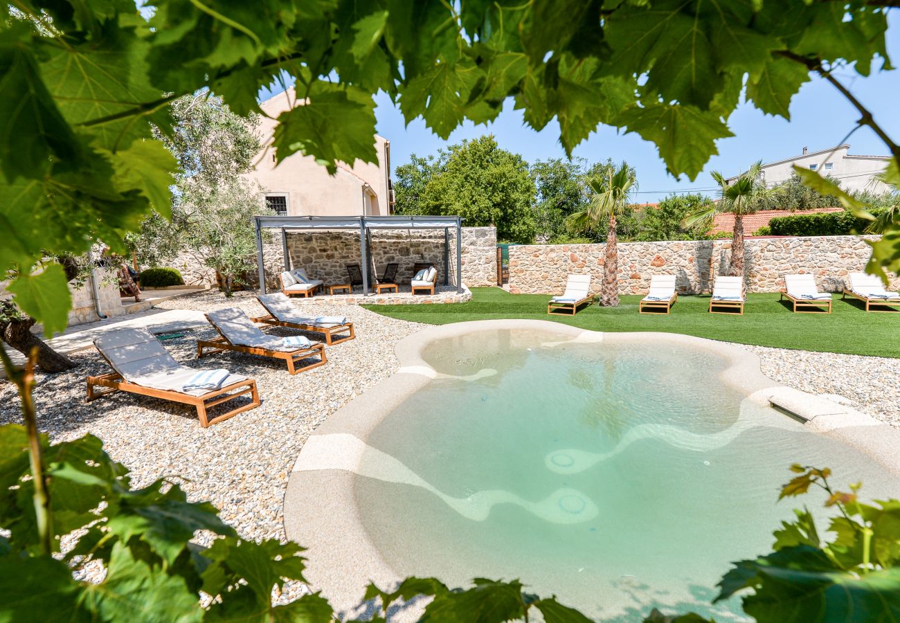Villa in Dobropoljana - Villa Magna mit beheizbarem Pool