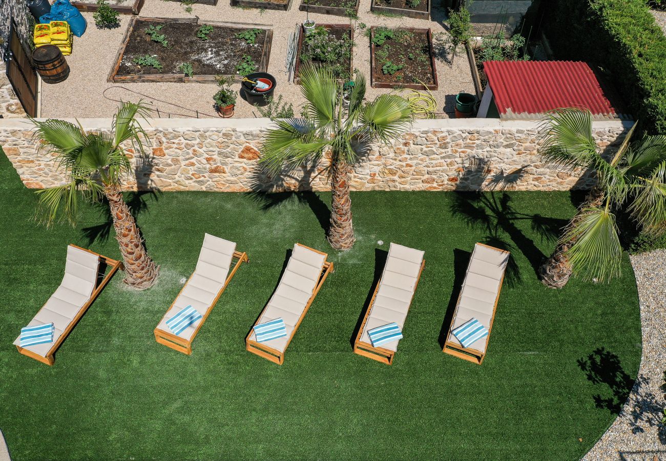 Villa in Dobropoljana - Villa Magna mit beheizbarem Pool