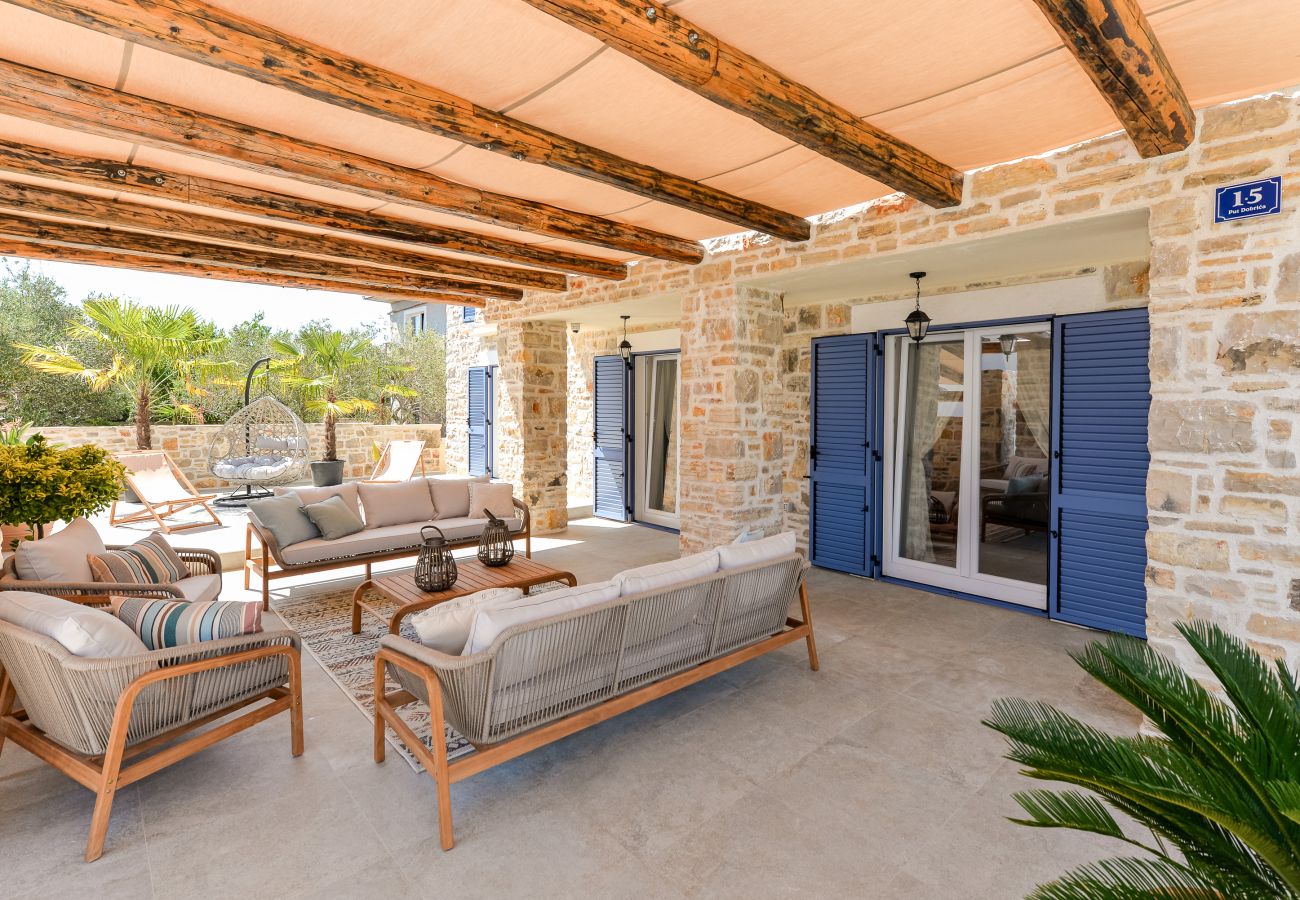 Villa in Dobropoljana - Villa Magna mit beheizbarem Pool
