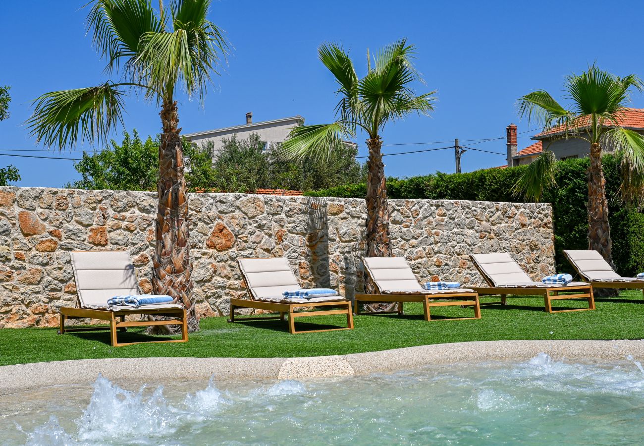Villa in Dobropoljana - Villa Magna mit beheizbarem Pool