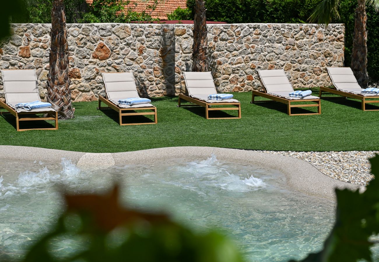 Villa in Dobropoljana - Villa Magna mit beheizbarem Pool
