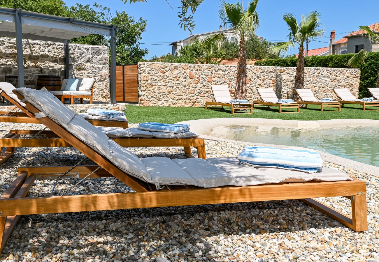 Villa in Dobropoljana - Villa Magna mit beheizbarem Pool