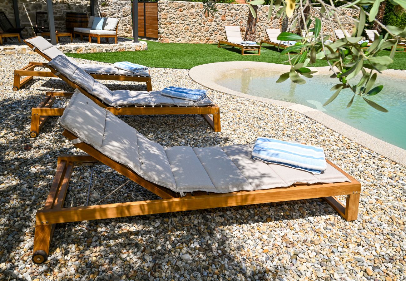 Villa in Dobropoljana - Villa Magna mit beheizbarem Pool