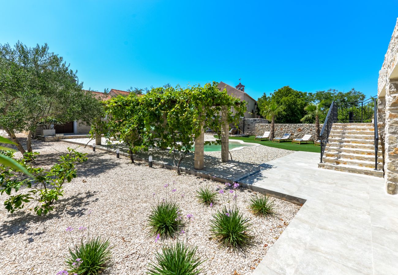Villa in Dobropoljana - Villa Magna mit beheizbarem Pool