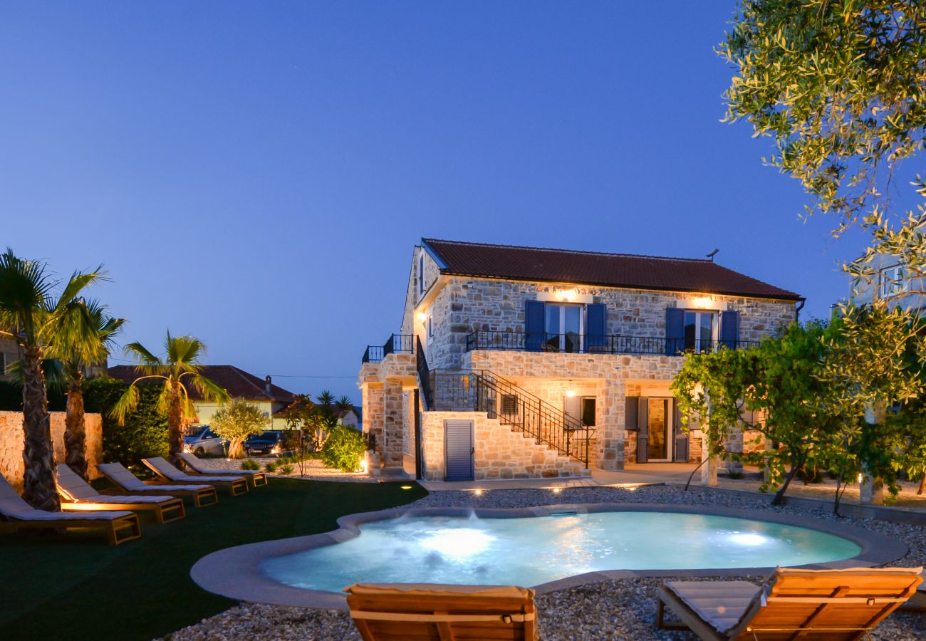 Villa in Dobropoljana - Villa Magna mit beheizbarem Pool