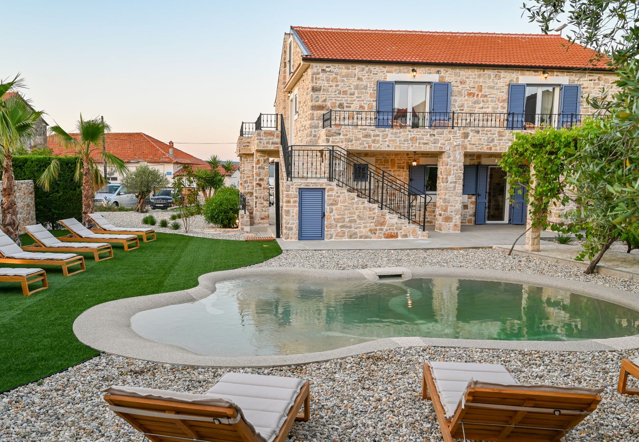 Villa in Dobropoljana - Villa Magna mit beheizbarem Pool