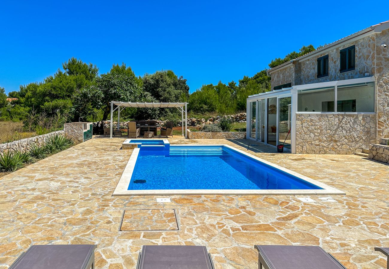 Ferienhaus in Vir - Ferienhaus Artano mit Privatpool