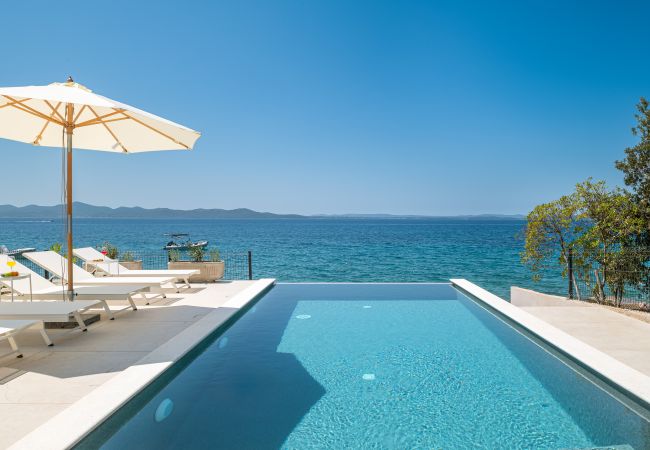 Villa in Kožino - Villa Silvio direkt am Meer mit Infinitypool
