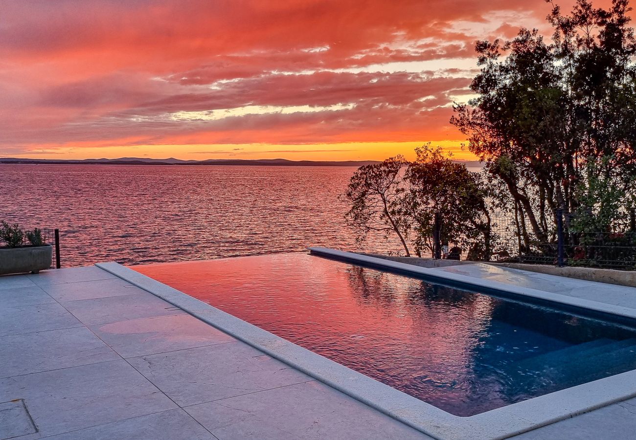 Villa in Kožino - Villa Silvio direkt am Meer mit Infinitypool