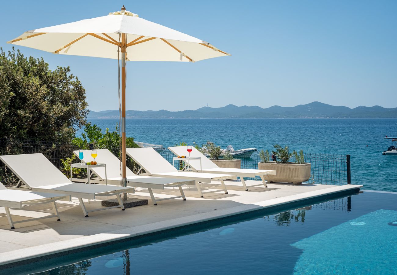 Villa in Kožino - Villa Silvio direkt am Meer mit Infinitypool