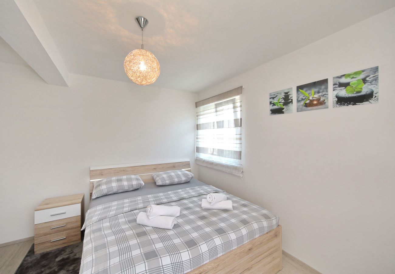 Ferienwohnung in Dobropoljana - Ferienwohnung Luma mit Privatpool