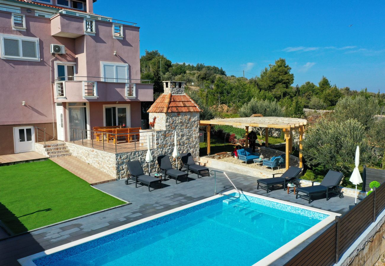 Ferienwohnung in Dobropoljana - Ferienwohnung Luma mit Privatpool